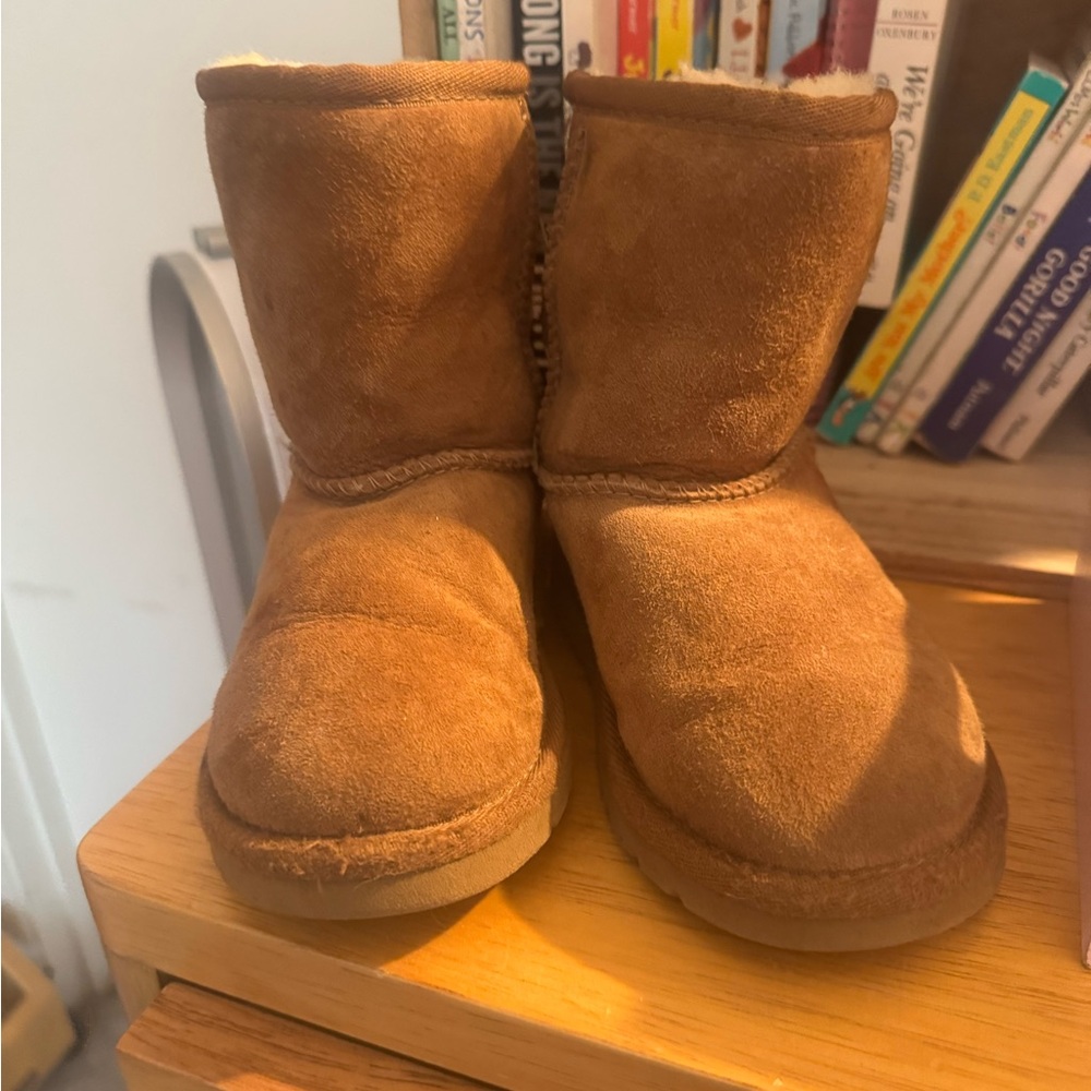 UGG Kids Boots in Chestnut Brown